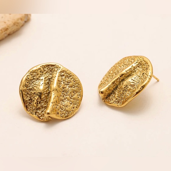 Gold Textured Statement Jewelry Set – Hammered Disc Necklace & Stud Earrings - Picture 6 of 8